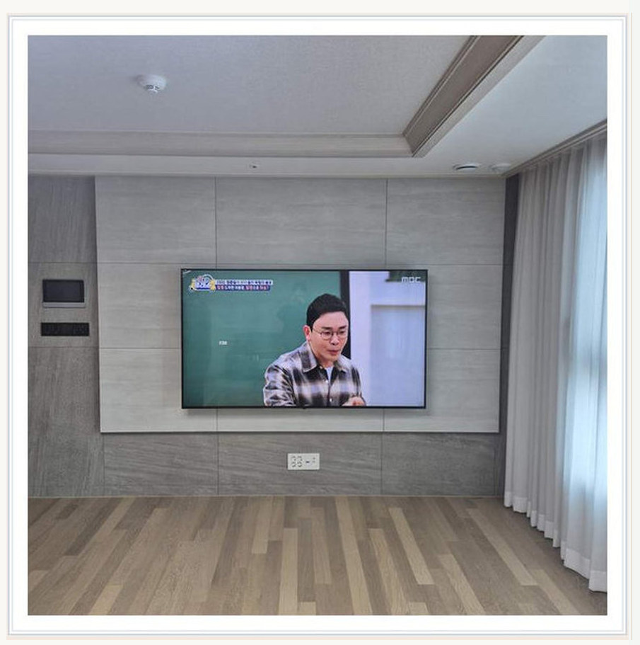 인천 벽걸이TV 시공 참고 이미지 3 100인치 벽에 걸린 상태의 유지관리 동선 벽걸이 거치대 선정리 사진