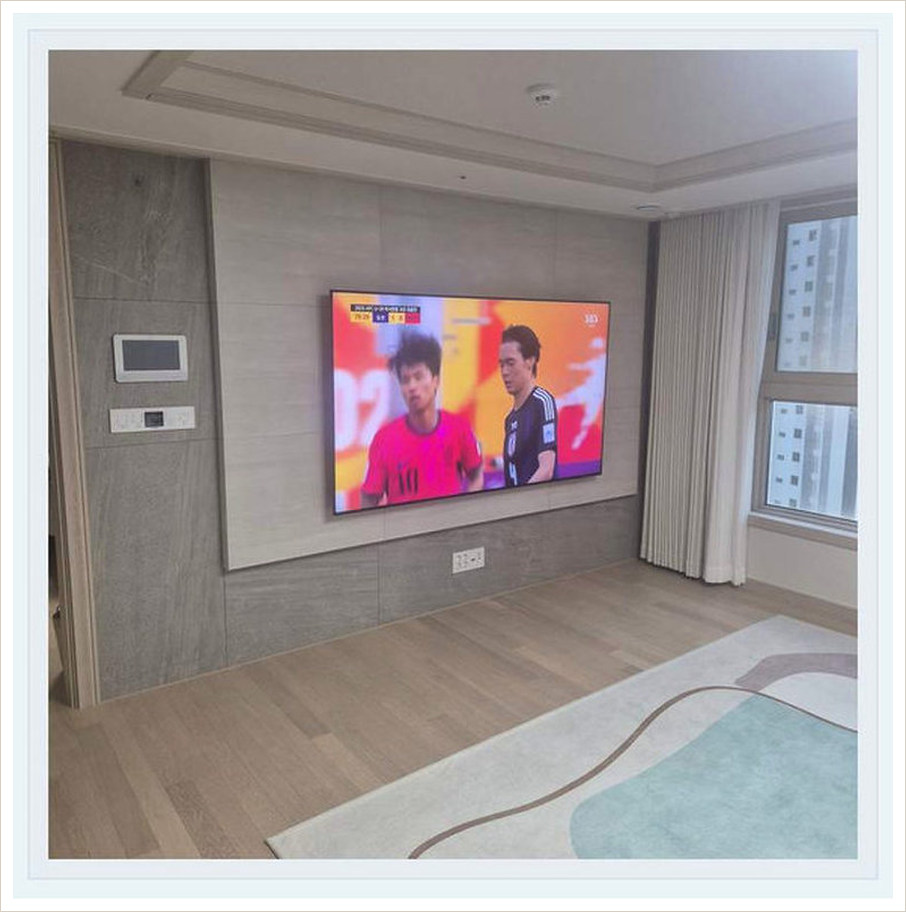 종로구 벽걸이TV 시공 참고 이미지 2 83인치 고정형 또는 각도형 브라켓 적합성 벽걸이 거치대 선정리 사진