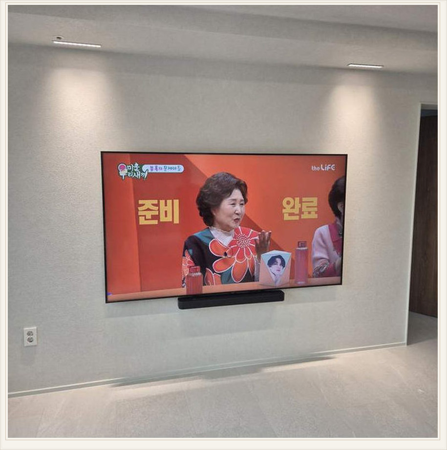 광진구 벽걸이TV 시공 참고 이미지 2 70인치 화면 중앙과 가구 동선 벽걸이 거치대 선정리 사진