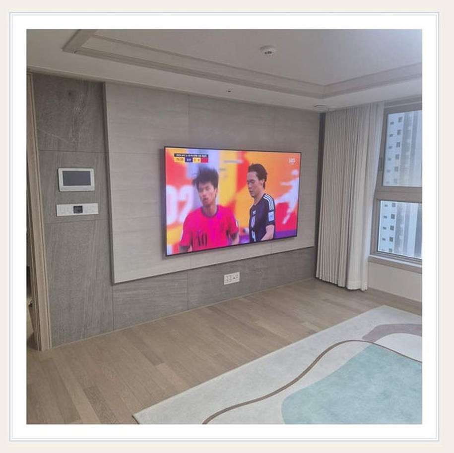 광진구 벽걸이TV 시공 참고 이미지 3 77인치 TV 무게와 기존 거치대 재사용 벽걸이 거치대 선정리 사진