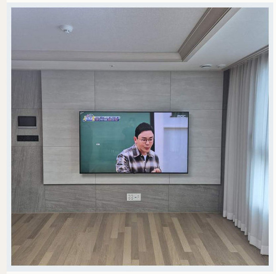 중랑구 벽걸이TV 시공 참고 이미지 1 75인치 셋톱박스·공유기 선정리 공간 벽걸이 거치대 선정리 사진