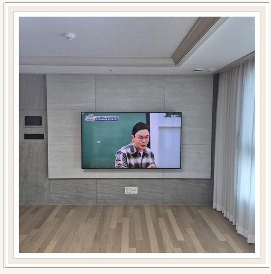 도봉구 벽걸이TV 시공 참고 이미지 2 77인치 셋톱박스·공유기 선정리 공간 벽걸이 거치대 선정리 사진