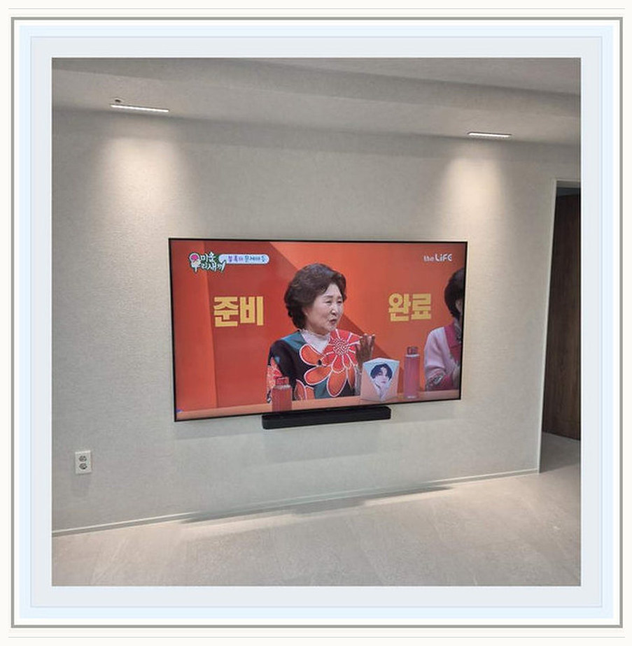 양천구 벽걸이TV 시공 참고 이미지 1 83인치 전원·HDMI 배치와 사운드바 간격 벽걸이 거치대 선정리 사진