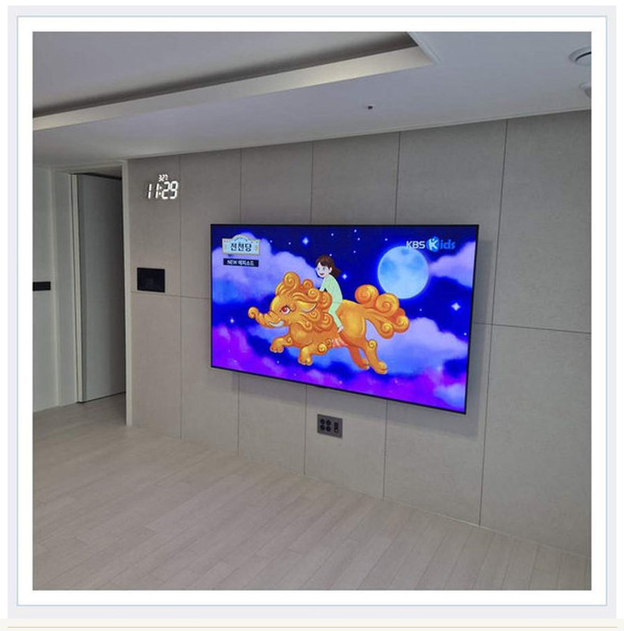 강서구 벽걸이TV 시공 참고 이미지 1 55인치 벽면 지지층과 전원 접근성 벽걸이 거치대 선정리 사진