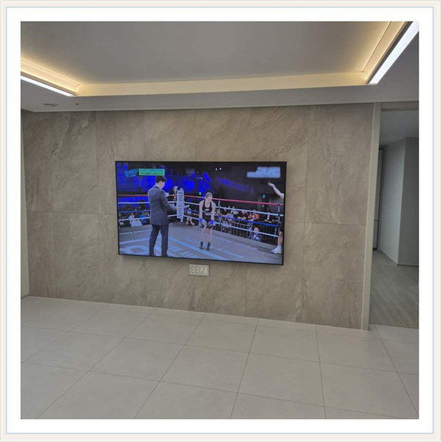 강서구 벽걸이TV 시공 참고 이미지 3 85인치 TV 외형 폭과 거치대 규격 벽걸이 거치대 선정리 사진