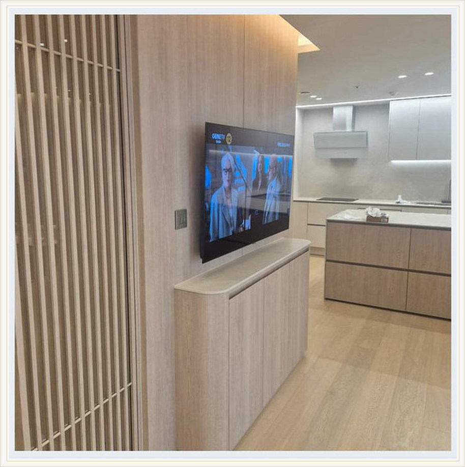 강남구 벽걸이TV 시공 참고 이미지 2 83인치 전원·HDMI 배치와 사운드바 간격 벽걸이 거치대 선정리 사진