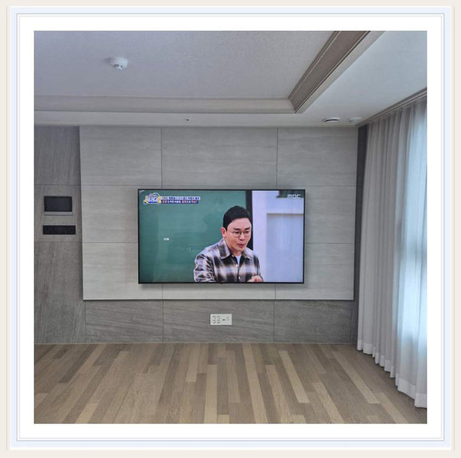 강남구 벽걸이TV 시공 참고 이미지 3 85인치 가벽 보강과 설치 높이 벽걸이 거치대 선정리 사진
