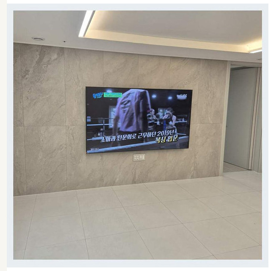 양주 벽걸이TV 시공 참고 이미지 2 65인치 거치대 홀 규격과 벽 재질 벽걸이 거치대 선정리 사진