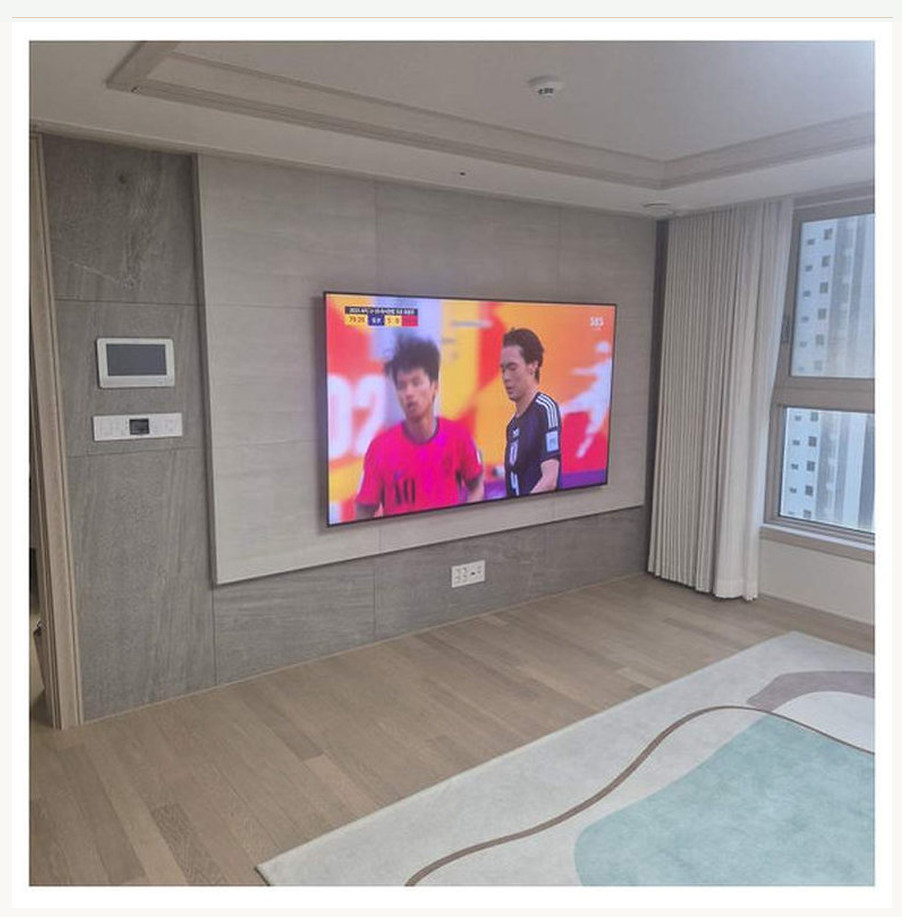 양주 벽걸이TV 시공 참고 이미지 3 86인치 전원·HDMI 배치와 사운드바 간격 벽걸이 거치대 선정리 사진