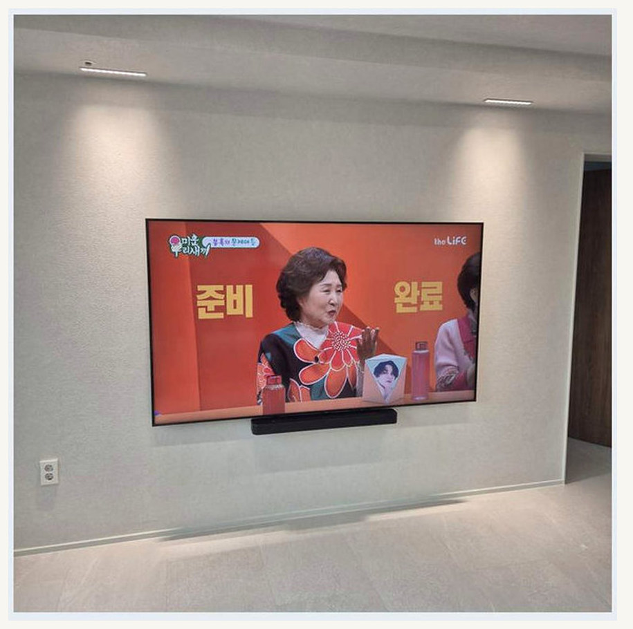 파주 벽걸이TV 시공 참고 이미지 3 100인치 벽에 걸린 상태의 유지관리 동선 벽걸이 거치대 선정리 사진