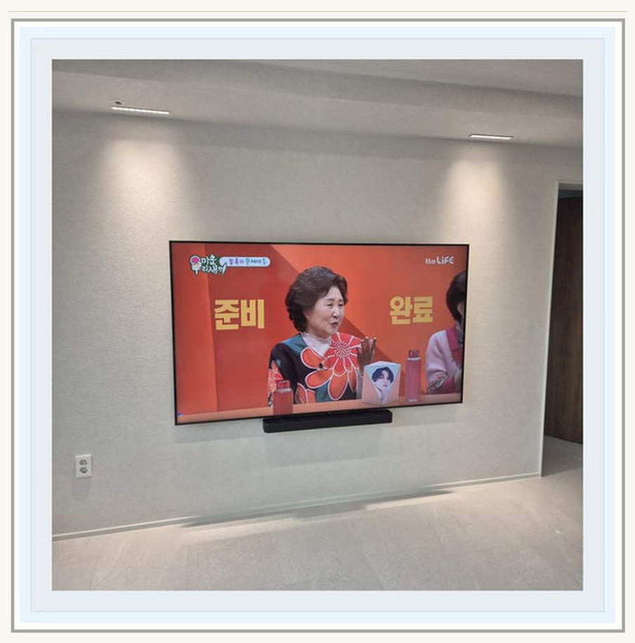 고양 벽걸이TV 시공 참고 이미지 2 83인치 고정형 또는 각도형 브라켓 적합성 벽걸이 거치대 선정리 사진