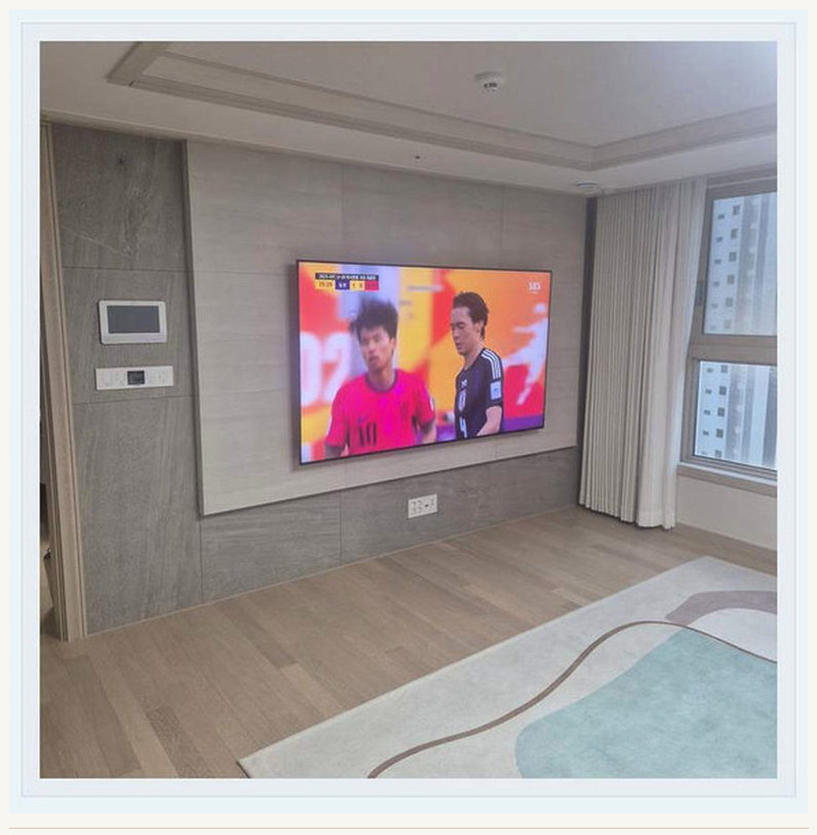 부천 벽걸이TV 시공 참고 이미지 1 65인치 거치대 홀 규격과 벽 재질 벽걸이 거치대 선정리 사진
