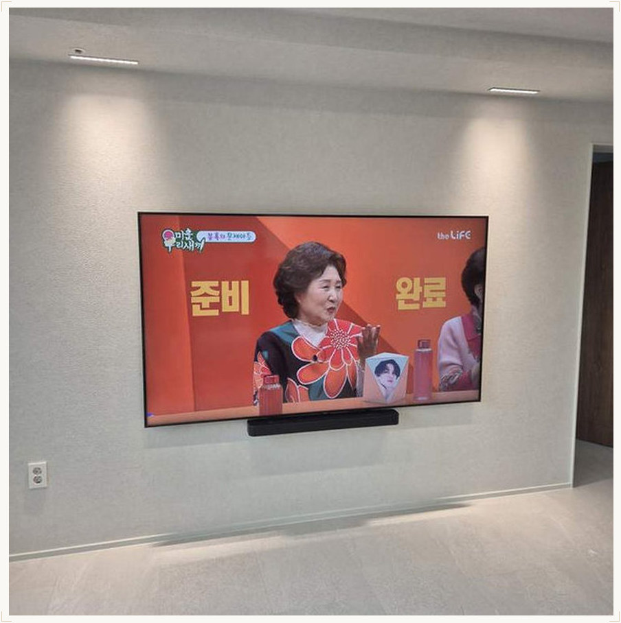 광명 벽걸이TV 시공 참고 이미지 3 83인치 고정형 또는 각도형 브라켓 적합성 벽걸이 거치대 선정리 사진