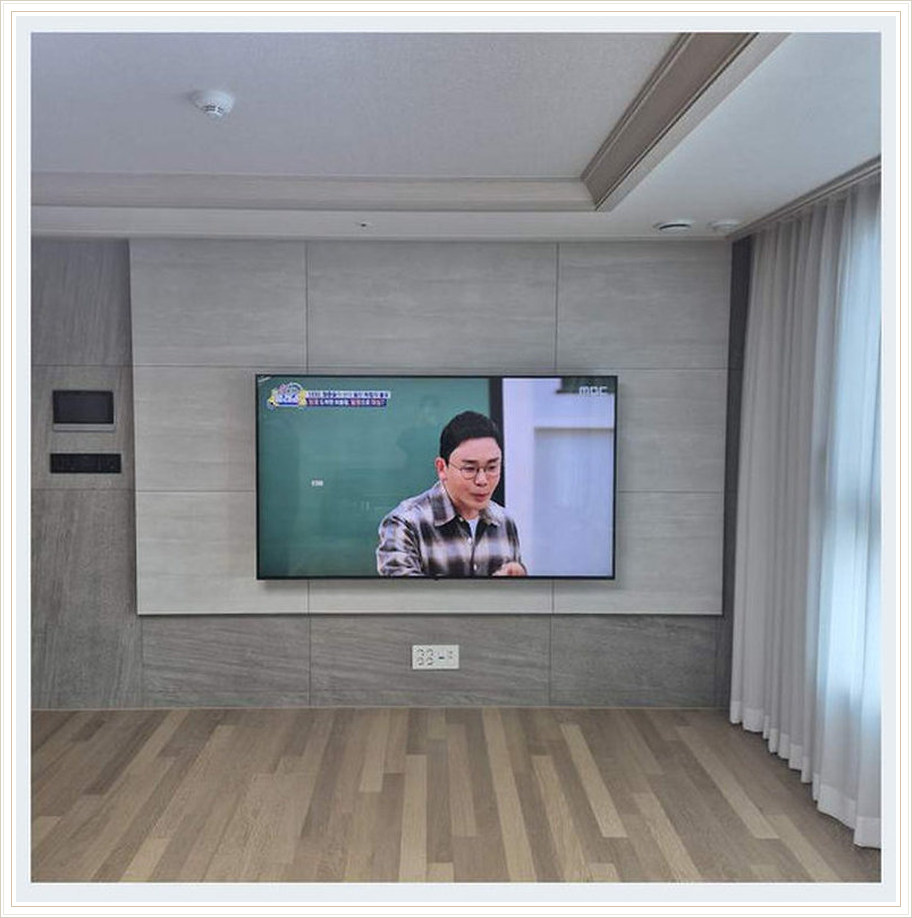 시흥 벽걸이TV 시공 참고 이미지 2 86인치 고정형 또는 각도형 브라켓 적합성 벽걸이 거치대 선정리 사진