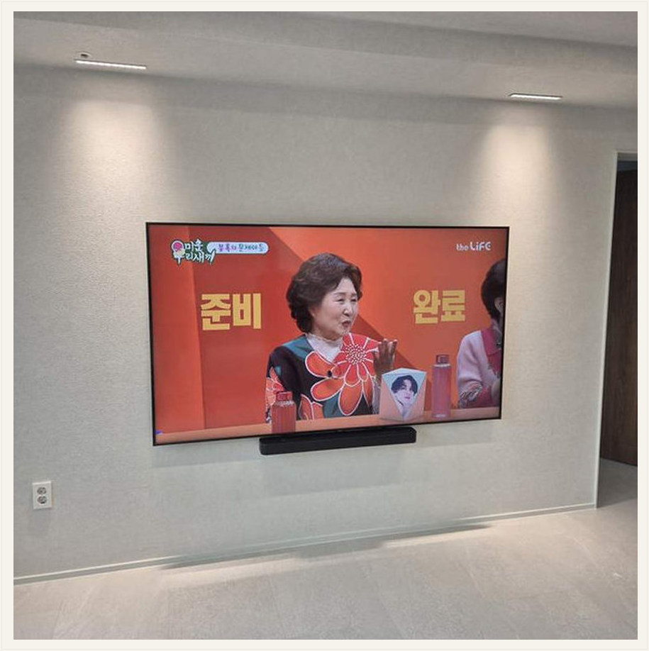 안산 벽걸이TV 시공 참고 이미지 1 55인치 후면 입력 단자와 케이블 여유 벽걸이 거치대 선정리 사진