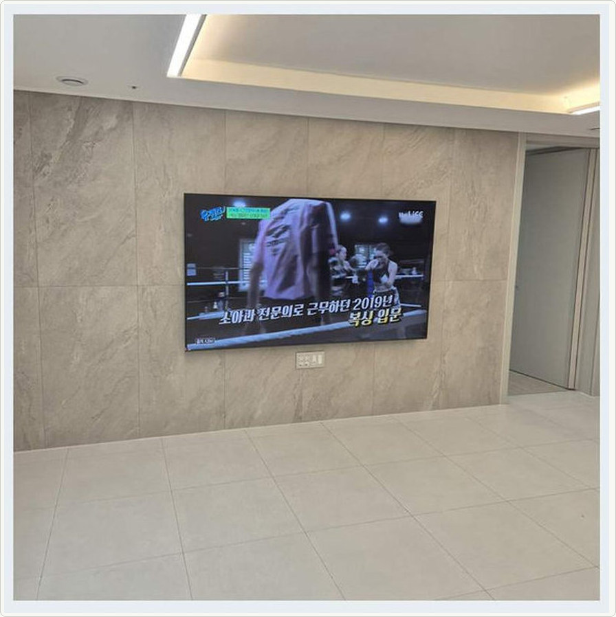 하남 벽걸이TV 시공 참고 이미지 3 100인치 실제 제품 중량과 벽 지지 구조 벽걸이 거치대 선정리 사진