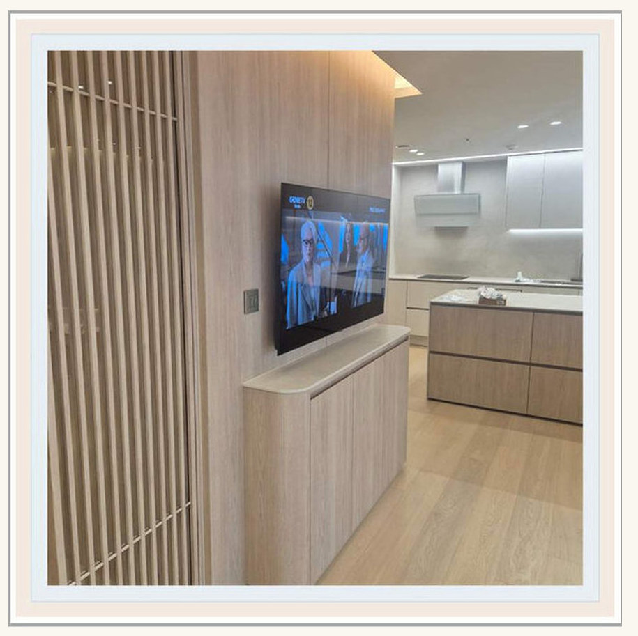 수원 벽걸이TV 시공 참고 이미지 3 83인치 전원·HDMI 배치와 사운드바 간격 벽걸이 거치대 선정리 사진