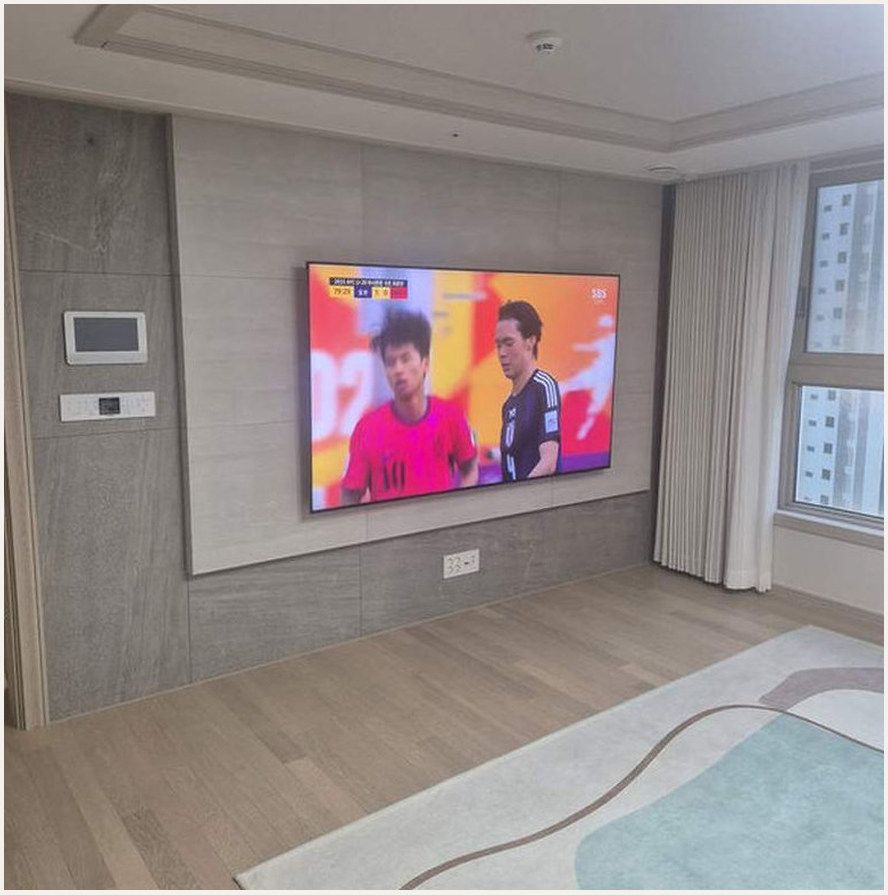 의왕시 벽걸이TV 시공 참고 이미지 3 86인치 TV 외형 폭과 거치대 규격 벽걸이 거치대 선정리 사진