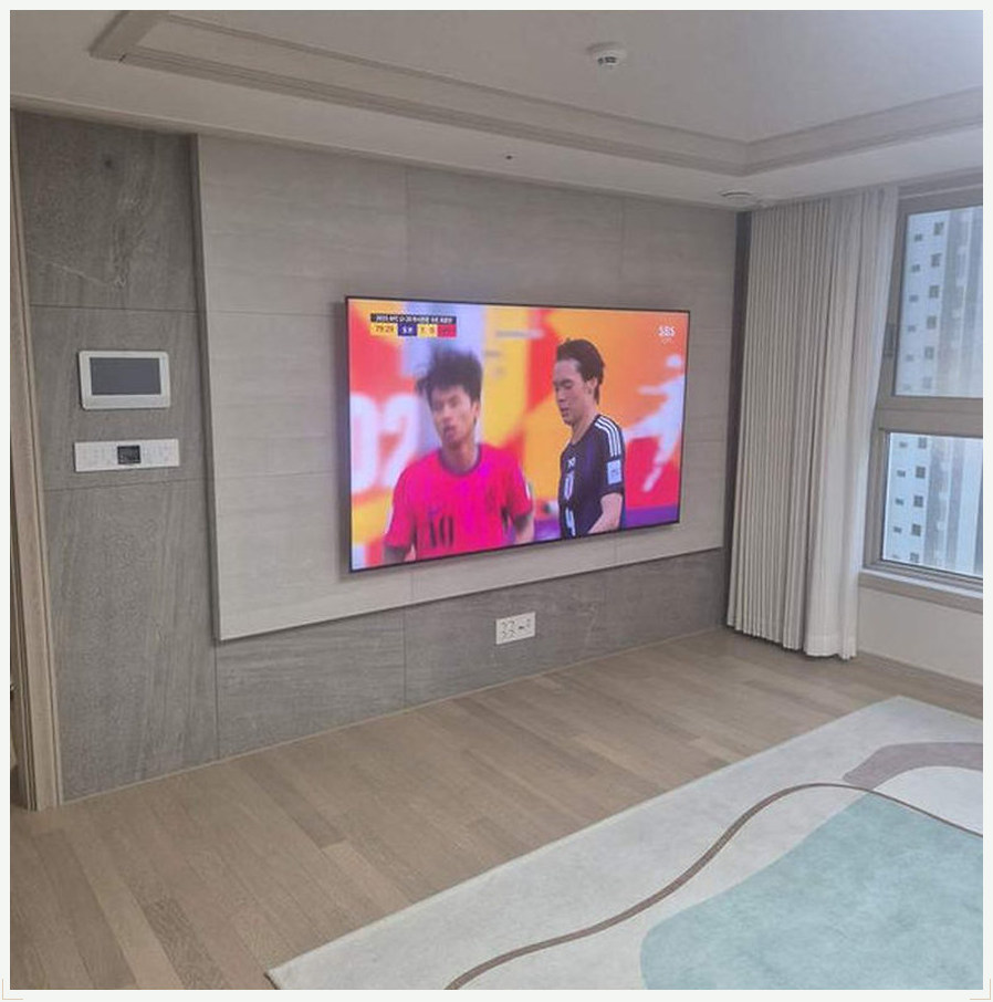 오산시 벽걸이TV 시공 참고 이미지 1 55인치 받침대 분리 후 브라켓 호환 벽걸이 거치대 선정리 사진