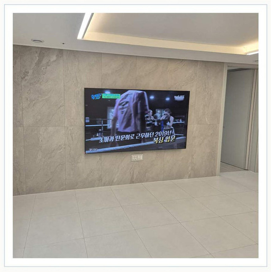 여주시 벽걸이TV 시공 참고 이미지 2 65인치 장식장 철거 뒤 콘센트 위치 벽걸이 거치대 선정리 사진