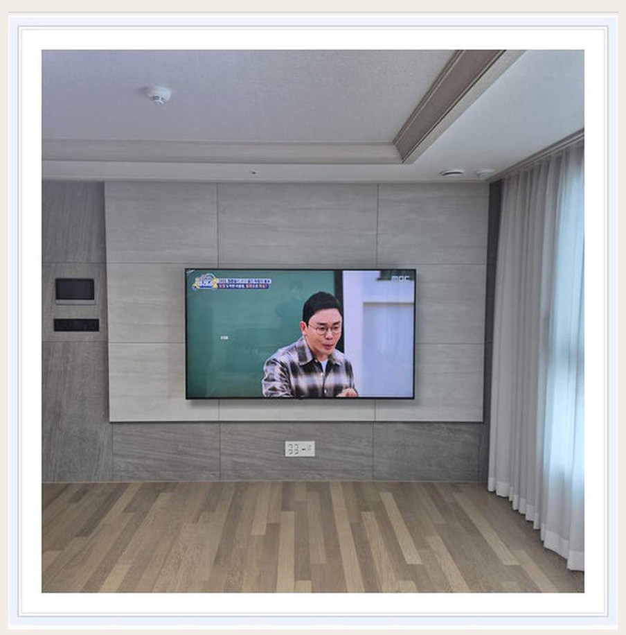 연수구 벽걸이TV 시공 참고 이미지 2 86인치 고정형 또는 각도형 브라켓 적합성 벽걸이 거치대 선정리 사진